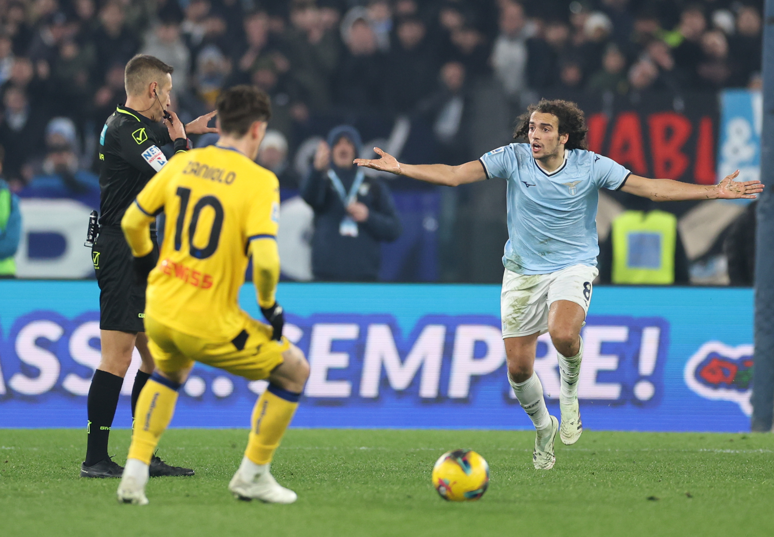 开元体育-亚特兰大迎法甲关键赛，集结日回应争议，引发热议，临场指挥获称赞的简单介绍