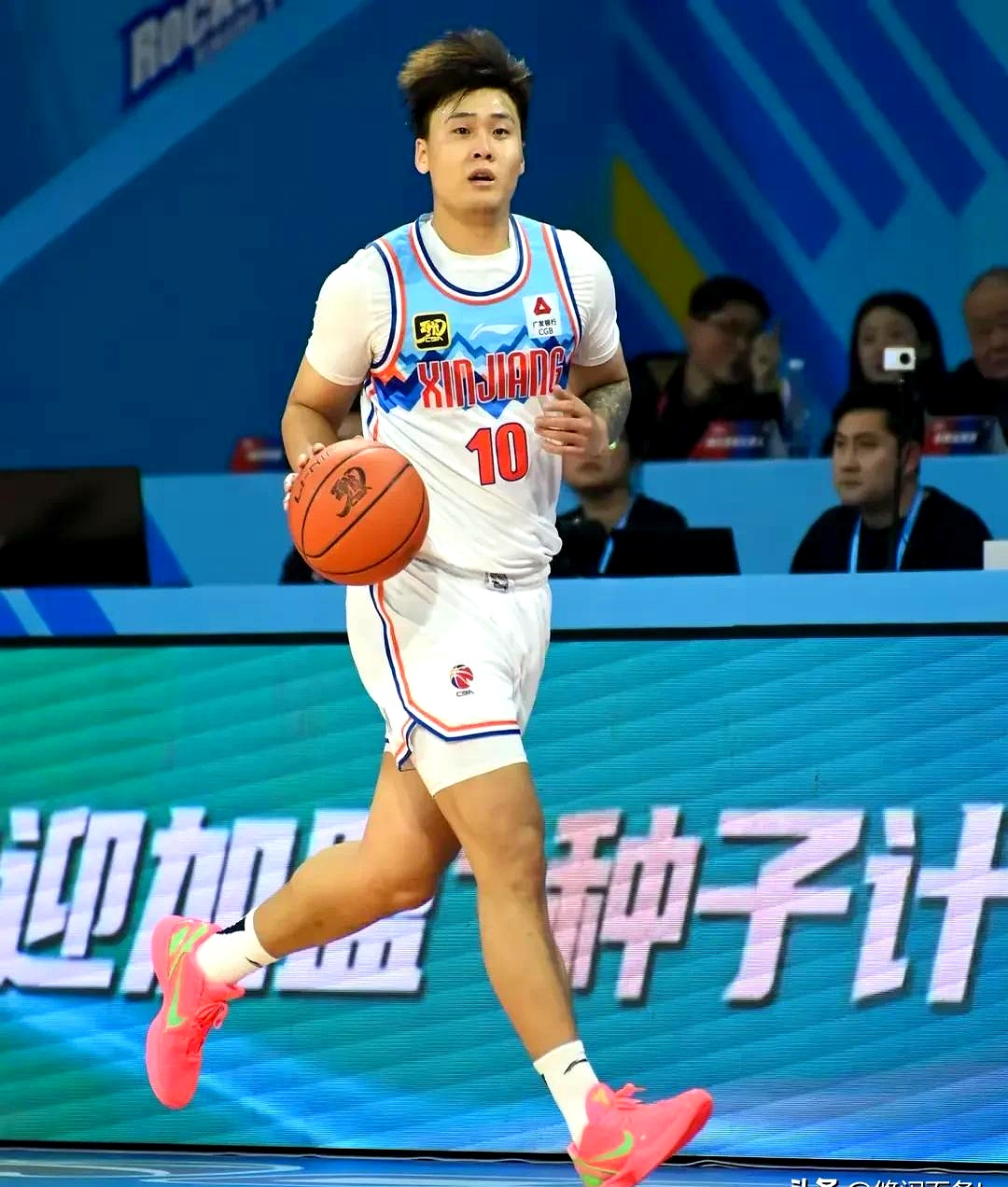 开元体育-广厦男篮迎西甲关键赛；集结日单刀错失；悬念犹存；临场指挥获称赞(西甲威廉立博临场运用)